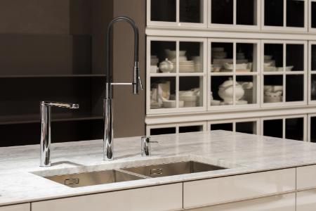 Pros and Cons of Glass-Front Kitchen Cabinets